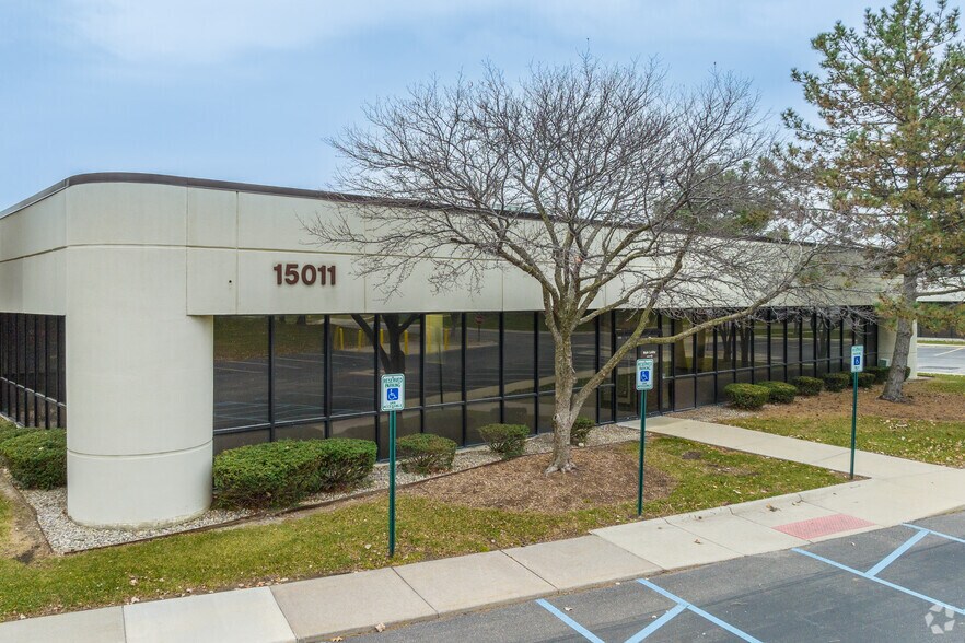 More Photos Of 15011 S Commerce Dr, Dearborn Flex For Sale