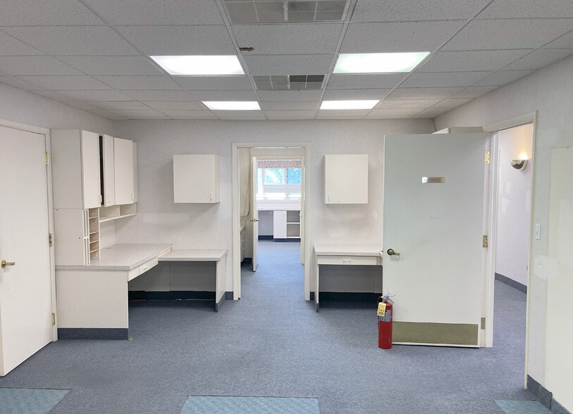More Photos Of 800 Coventry Dr, Phillipsburg Office For Sale