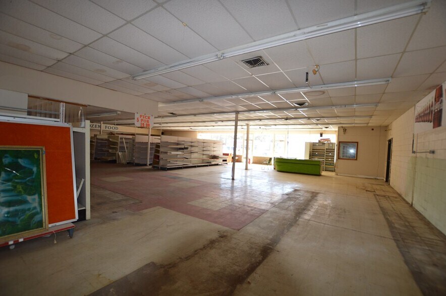 More Photos Of 8111 Main St, Ray City Storefront For Sale