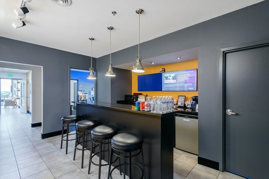 More Photos Of 6600 Cabot Dr, Glen Burnie Warehouse For Lease