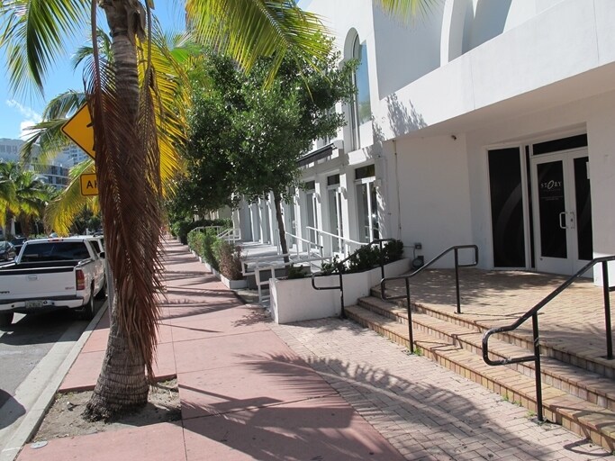 More Photos Of 124-136 Collins Ave, Miami Beach Bar For Lease