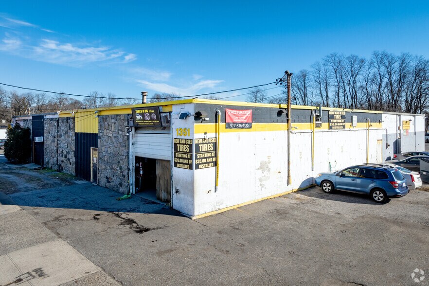 More Photos Of 1351-1357 Straight Path Rd, Wyandanch Warehouse For Lease