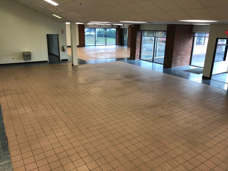 More Photos Of 264 Civic Center Dr, Augusta Storefront Retail Office For Lease