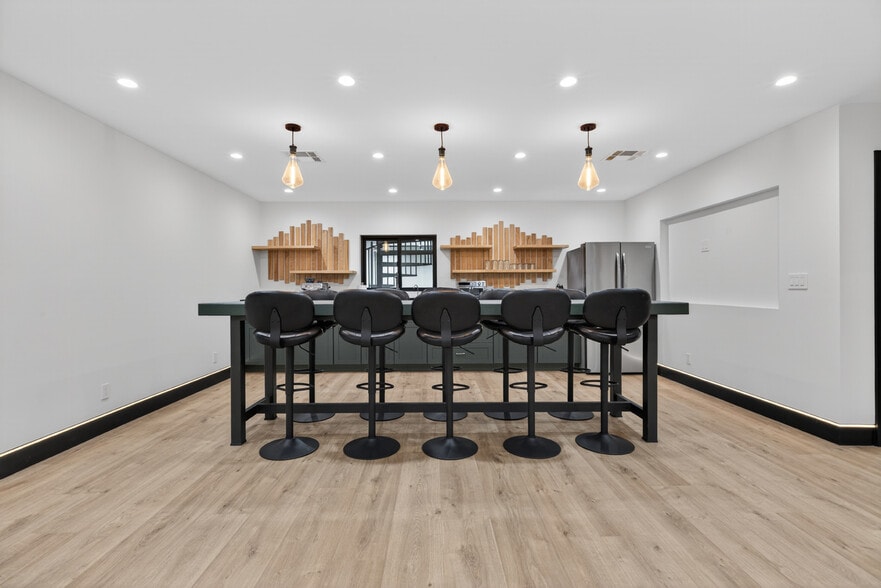 More Photos Of 703 S Main St, Burbank Showroom For Sale