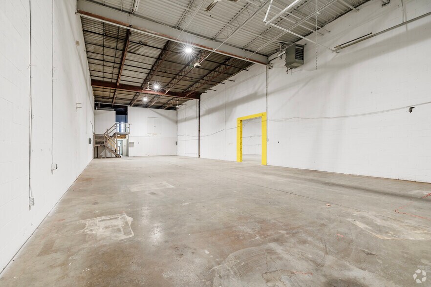 More Photos Of 4800 Boul Kimber, Longueuil Warehouse For Lease