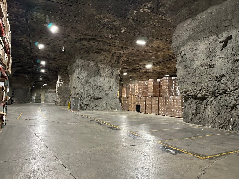 More Photos Of 3610 E Kearney St, Springfield Warehouse For Lease