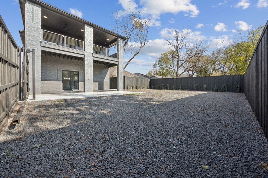 More Photos Of 446 Tyler St, Dallas Office For Sale