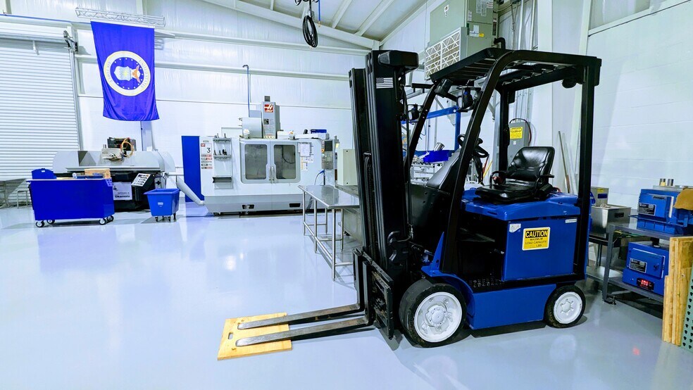 More Photos Of 2328 72nd Dr E, Sarasota Warehouse For Sale