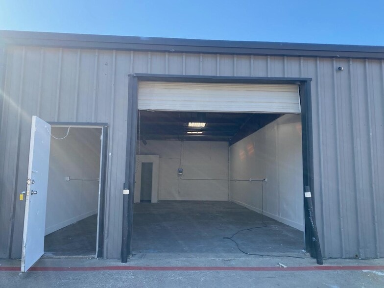 More Photos Of 2453 Glenda Ln, Dallas Unknown For Lease