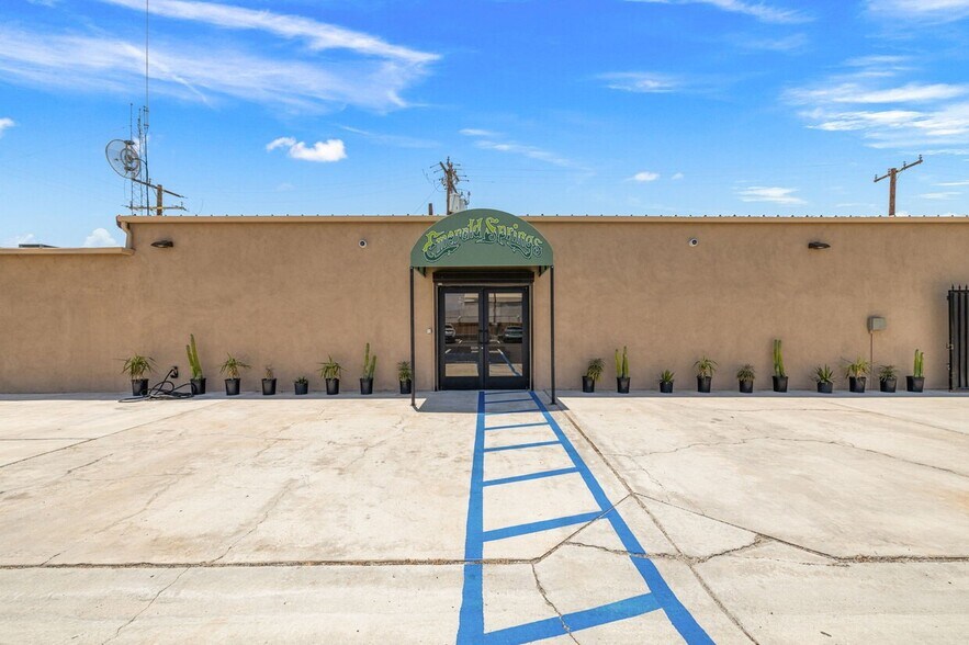 More Photos Of 560 S Williams Rd, Palm Springs Showroom For Sale