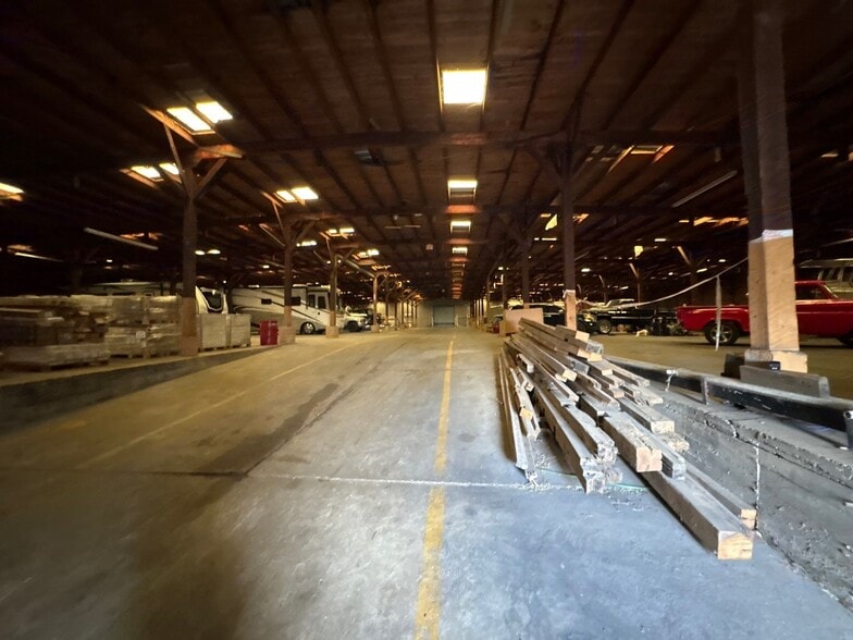 More Photos Of 1315 College St, Clarksville Warehouse For Lease