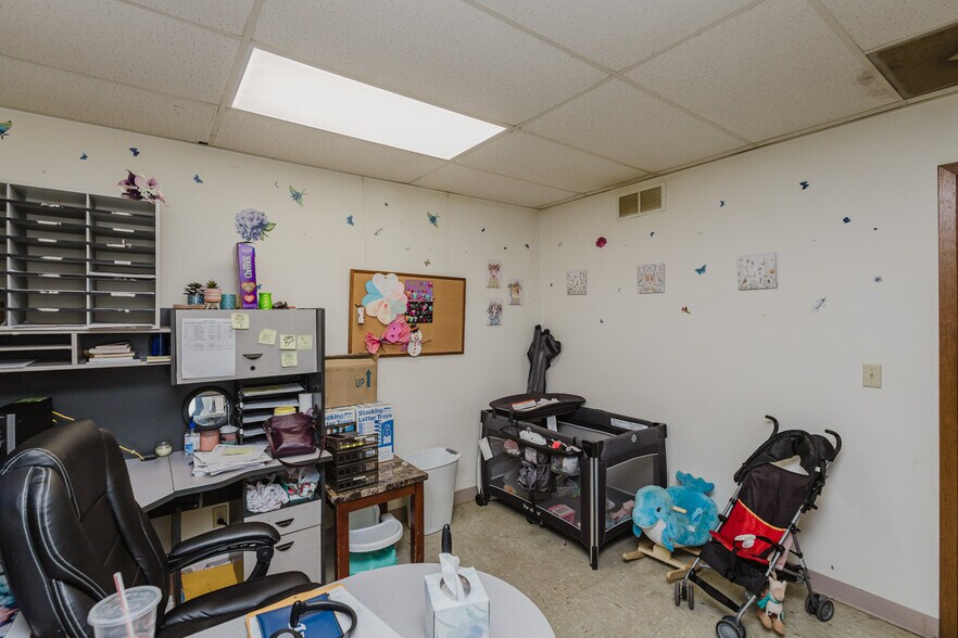 More Photos Of 2555 N Market St, Wichita Auto Repair For Sale