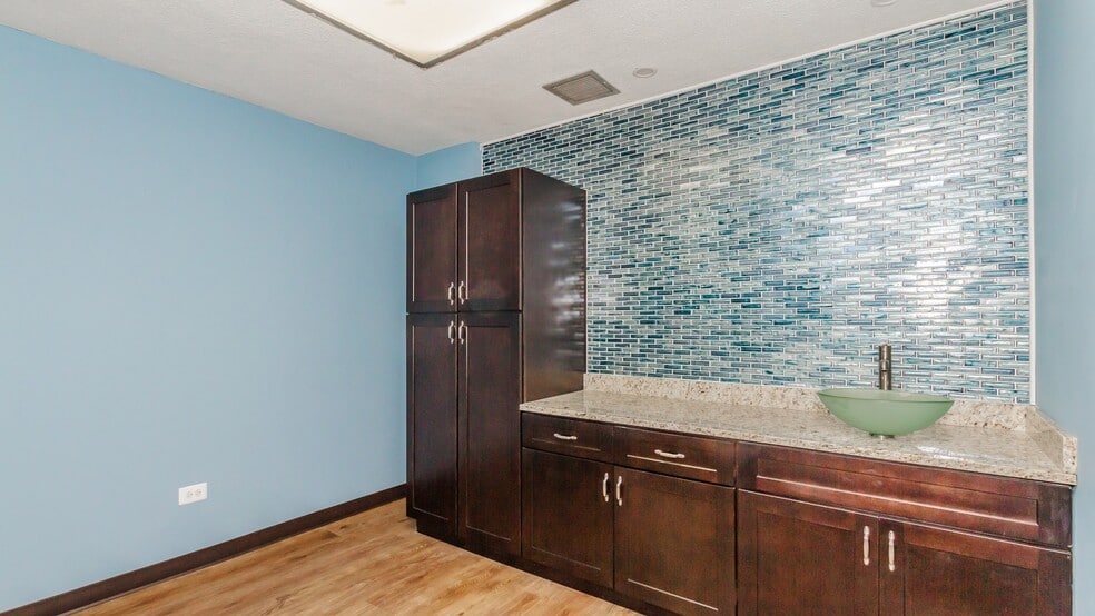 More Photos Of 6039 W Belmont Ave, Chicago Medical For Lease