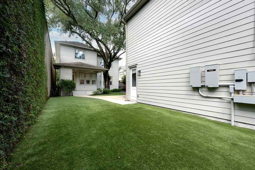 More Photos Of 1226 Heights Blvd, Houston Office For Sale