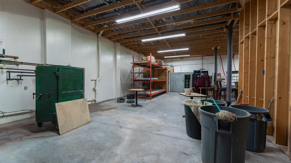 More Photos Of 4466 Horseshoe Bend Pky, Village Of Four Seasons General Retail For Sale