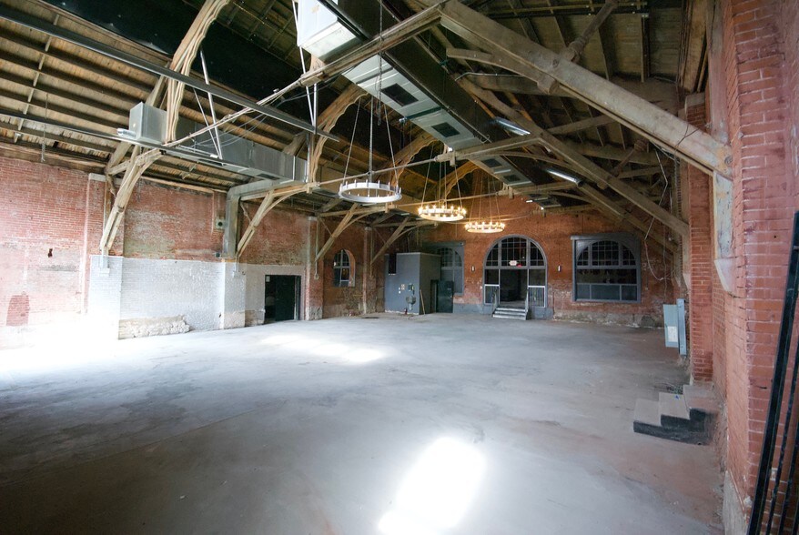 More Photos Of 3221-3225 Olive St, Saint Louis Bar For Lease