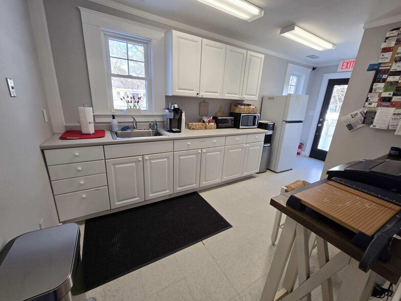 More Photos Of 927-935 MA-6A, Yarmouth Port Office For Sale