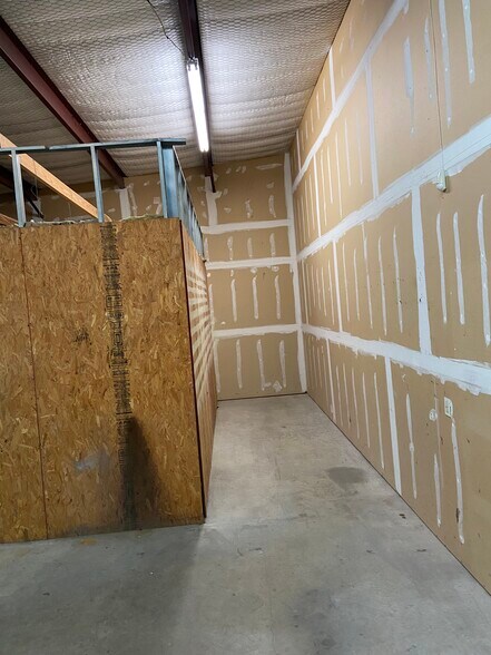 More Photos Of 629 National Dr, Rockwall Warehouse For Lease