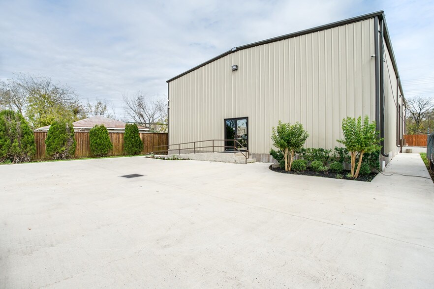 More Photos Of 15106 Chaplin St, Houston Warehouse For Lease