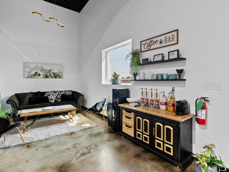 More Photos Of 801 S Tyler Ave, Blanchard Office For Sale