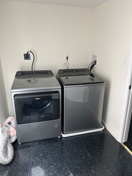 More Photos Of 1012 E Washington St, Charles Town Freestanding For Sale