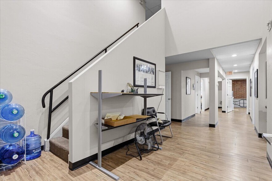 More Photos Of 15043 Main St, Alachua Showroom For Sale