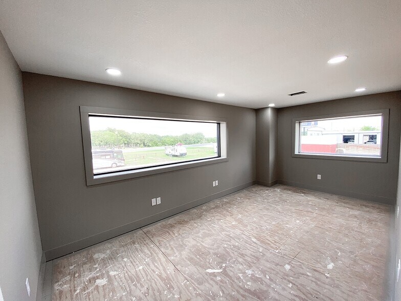 More Photos Of 3625 Highway 290 W, Brenham Warehouse For Sale