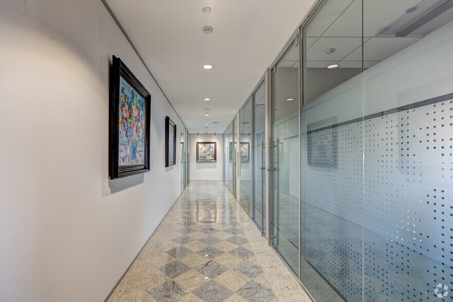 More Photos Of 700 Louisiana St, Houston Coworking Space