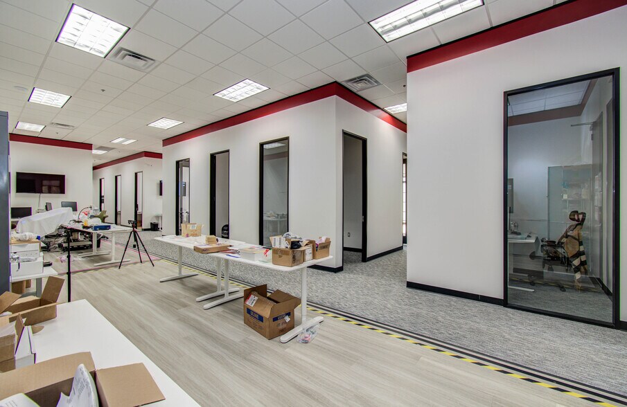 More Photos Of 9330 Kirby Dr, Houston Research And Development For Lease