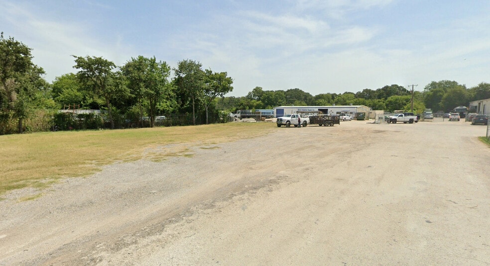 More Photos Of 6915 Russell Curry Rd, Arlington Warehouse For Lease