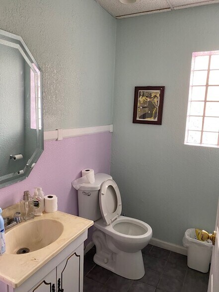 More Photos Of 1717 Howard St, Evanston General Retail For Sale