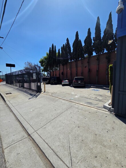 More Photos Of 4219-4221 S Alameda St, Los Angeles Office For Lease