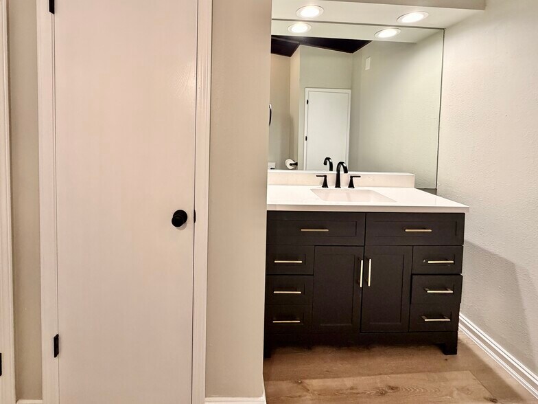 More Photos Of 1030 W Main St, Jenks Office For Sale
