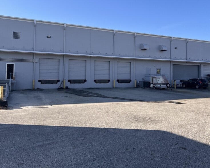 More Photos Of 290 Springview Commerce Dr, Debary Distribution For Lease