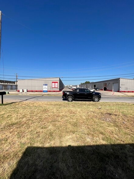 More Photos Of 11462 Newkirk St, Dallas Office For Sale