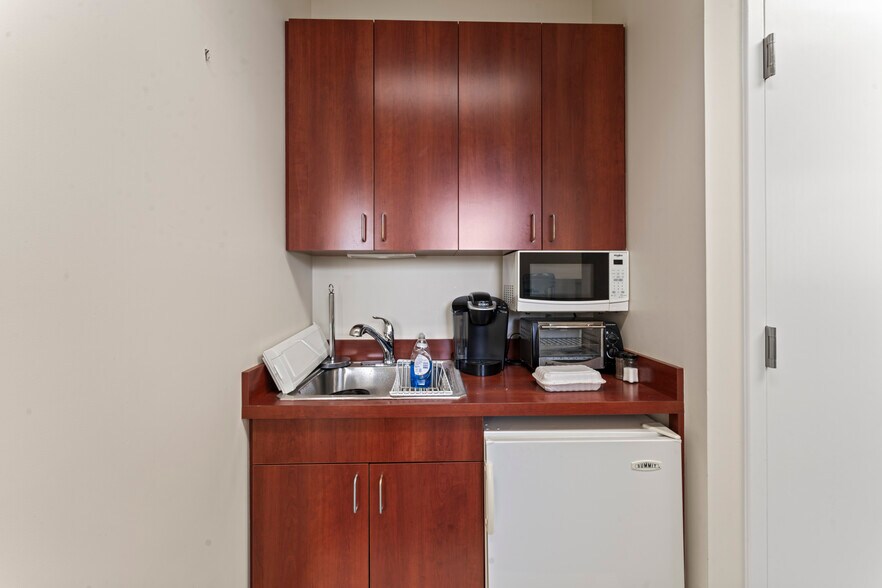 More Photos Of 23 Ryan St, Stamford Flex For Lease