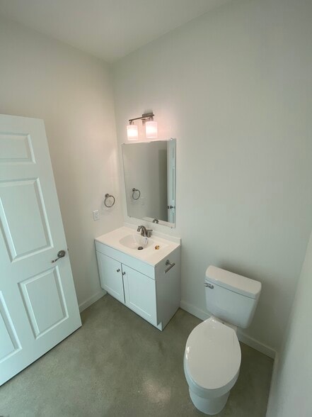 More Photos Of 2638 Business Loop 181 N, Floresville Flex For Lease