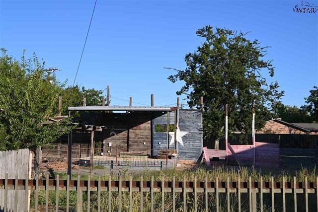 More Photos Of 200 N Burnett St, Wichita Falls Freestanding For Sale