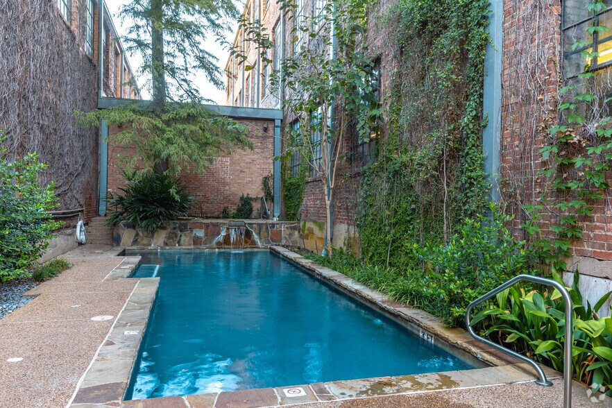 More Photos Of 4121 Commerce St, Dallas Unknown For Lease