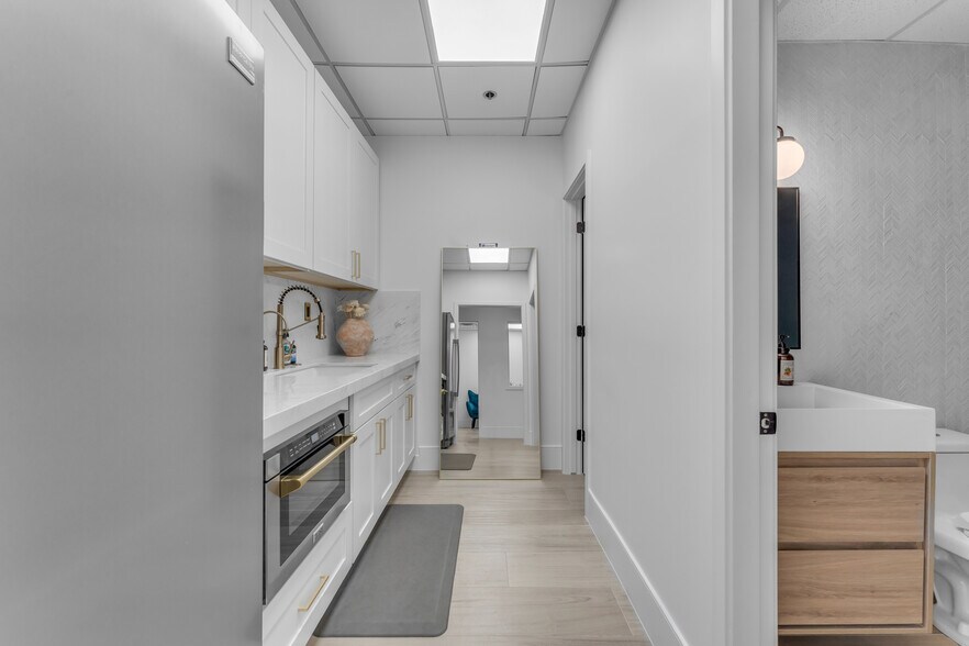 More Photos Of 7845 E Redfield Rd, Scottsdale Showroom For Lease