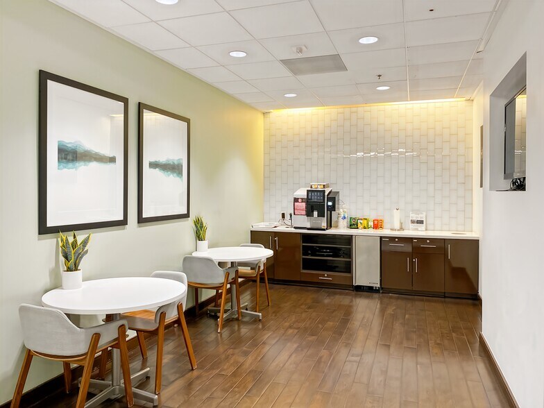 More Photos Of 6303 Owensmouth Ave, Woodland Hills Coworking Space