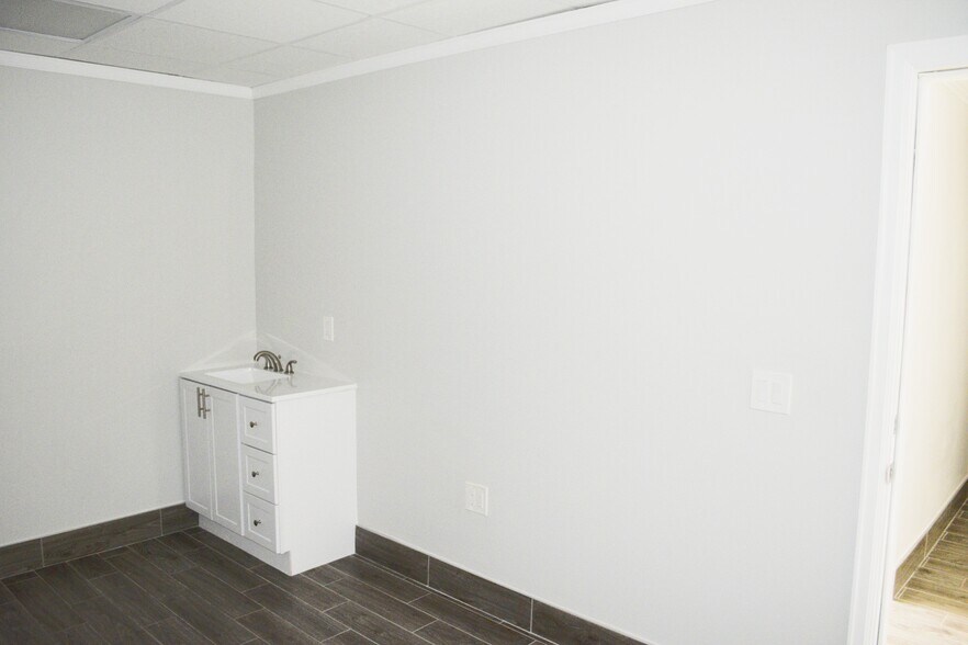 More Photos Of 2015 W Fairbanks Ave, Winter Park Storefront For Sale