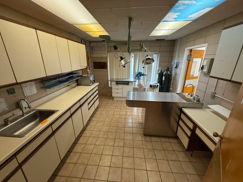 More Photos Of 7402 Indianapolis Blvd, Hammond Veterinarian Kennel For Lease