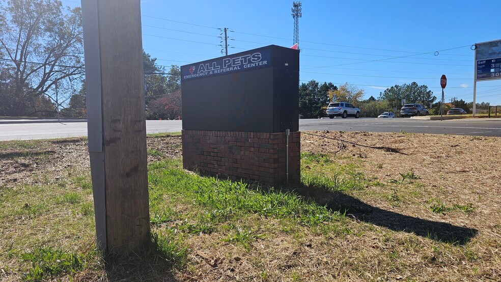 More Photos Of 6460 Atlanta Hwy, Alpharetta Veterinarian Kennel For Lease