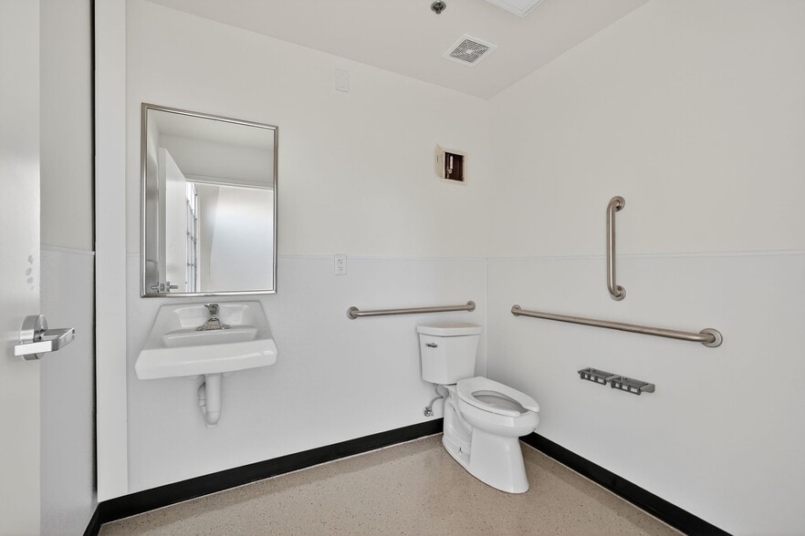 More Photos Of 7915 Glen Harbor Blvd, Glendale Showroom For Lease