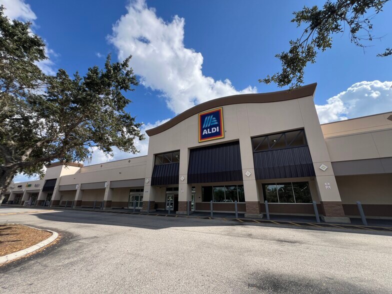 More Photos Of 16719 Fishhawk Blvd, Lithia General Retail For Lease
