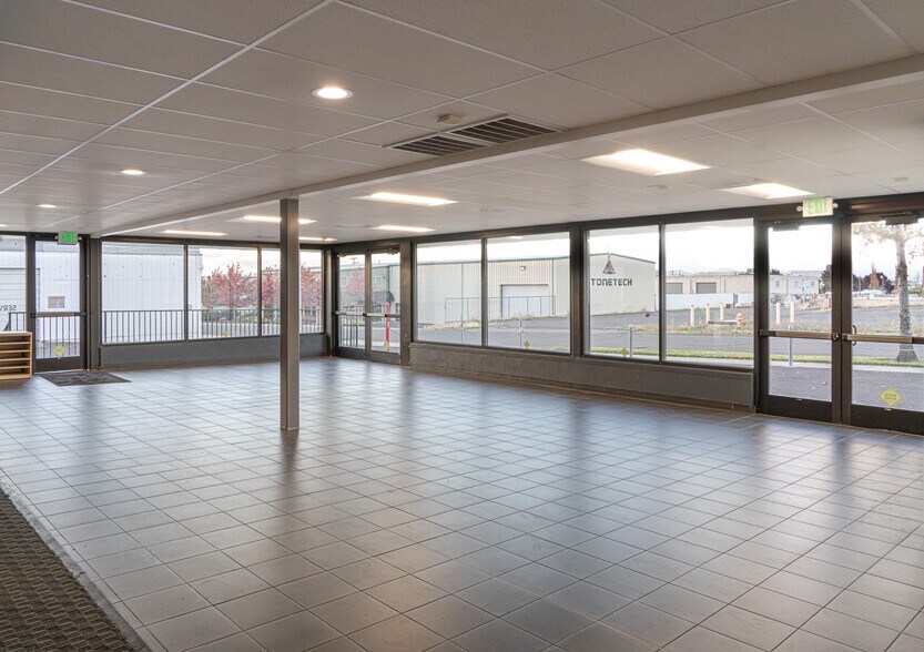 More Photos Of 1492 Burlcrest Dr, Medford Warehouse For Sale