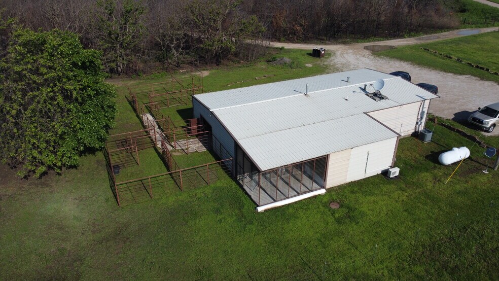 More Photos Of 369104 E Old Highway 64, Cleveland Veterinarian Kennel For Lease