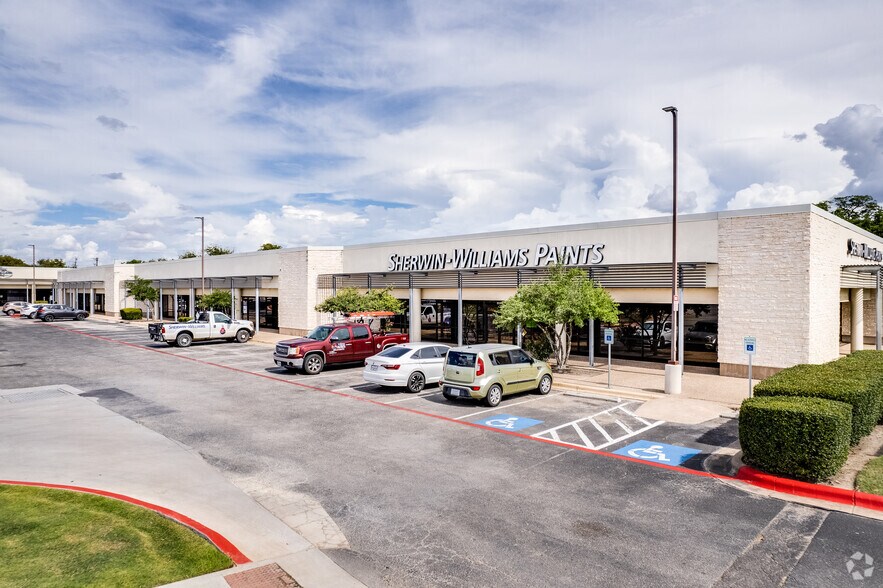 More Photos Of 2000 N Mays St, Round Rock Freestanding For Lease