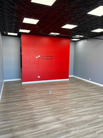More Photos Of 925-929 S York St, Elmhurst Storefront Retail Office For Lease